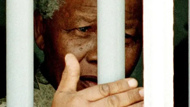 Mandela alifungwa Kisiwa cha Robben kwa miaka 18