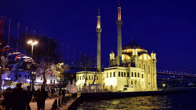 Penembakan di satu kelab malam di Istanbul pada malam perayaan Tahun Baru menewaskan 39 orang.