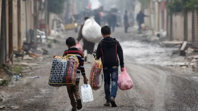 Anak-anak bersiap meninggalkan Mosul, Irak.