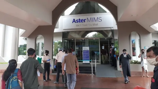 कोझिकोड विमान हादसा: अस्पताल के बाहर कहीं खुशी, कहीं गम