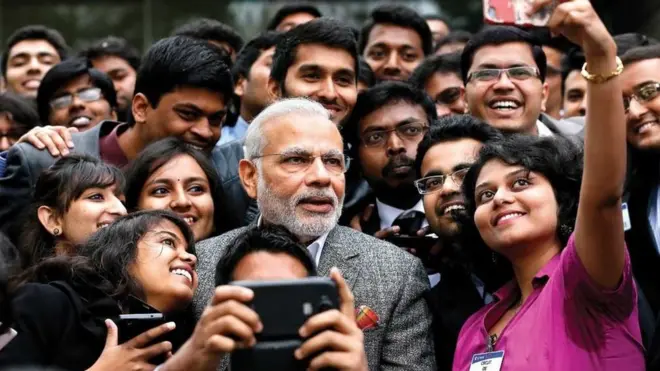 ఫ్రాన్స్‌లో 2015లో యువతీ యువకులతో సెల్ఫీ తీసుకుంటున్న మోదీ