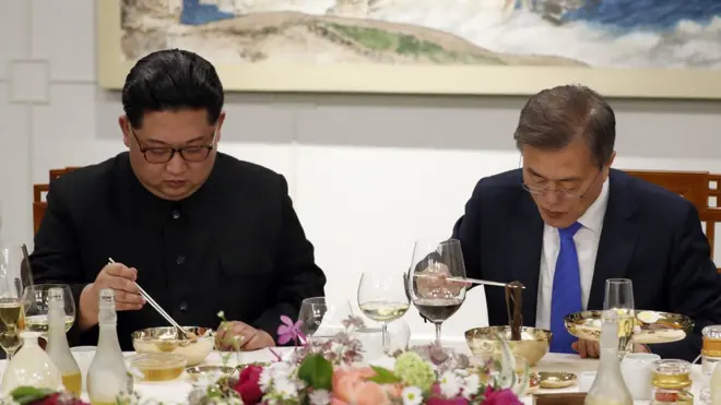 문재인 대통령과 김정은 국무위원장은 지난 4월 판문점에서 열린 남북정상회담 환영만찬 당시 만찬 메뉴인 옥류관 평양냉면을 먹었다