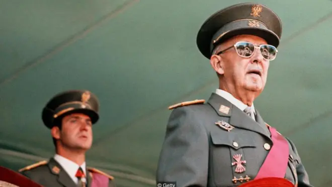 Pangeran Juan Carlos dari Spanyol - terlihat dengan Franco pada tahun 1975 - dengan segera mengubah Spanyol dari kediktatoran menjadi demokratis.