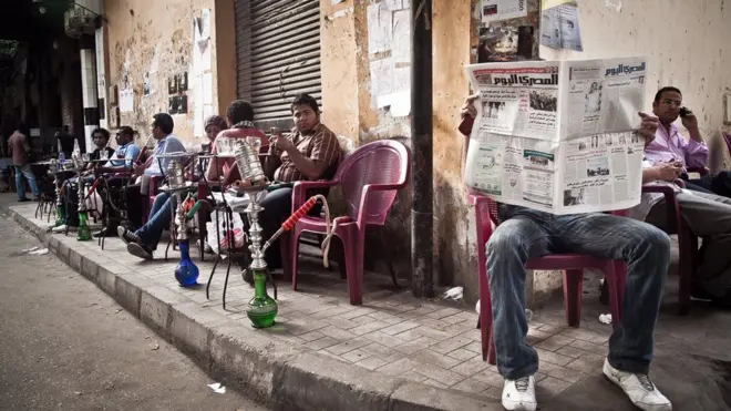 La loi anti-terroriste datant de 2015 impose aux journalistes de respecter la version officielle lors des couvertures des attentats au nom de la sécurité nationale. Une grande partie de la région du Sinaï est interdite aux journalistes et défenseurs des droits humains selon Reporters Sans Frontières.