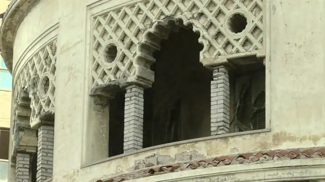 الإسكندرية تضم مباني أثرية في عدد من المناطق، وتتميز بروعة التصاميم والمصنفة تراثا عالميا ووطنيا وتشكل أحد مقومات هويتها الجمالية وقيمتها التاريخية.