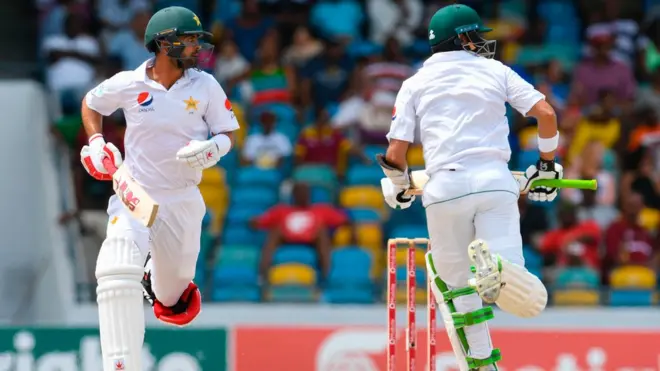 اظہر علی اور احمد شہزاد دونوں نصف سنچریاں بنا چکے ہیں