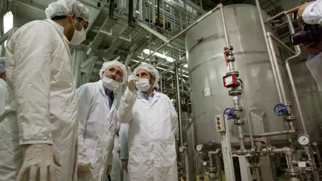 تقول إيران إن الاتفاق النووي يعترف بها قوة نووية، وتقول الدول الكبرى إنه حد من قدرة الإيرانيين على انتاج قنبلة نووية.