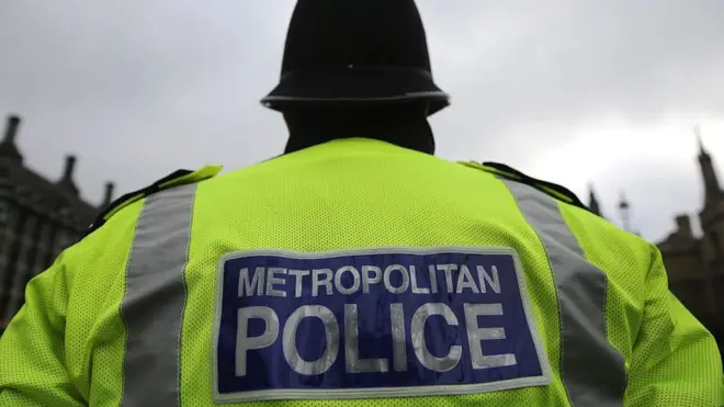 По идее, за широкой спиной полицейского должно быть не страшно