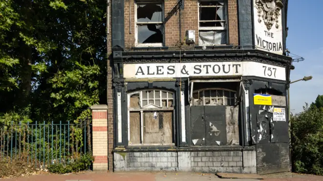 Заколоченный паб - давно привычный штрих британского пейзажа