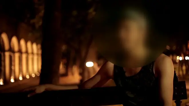 Lezbiyenlar qollarini eshaklariga qoyishdi