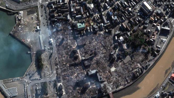 輪島市中心部の朝市通り周辺では100軒以上が延焼した（米マクサー社衛星画像）