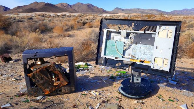 restos de una computadora y una televisión en un desierto