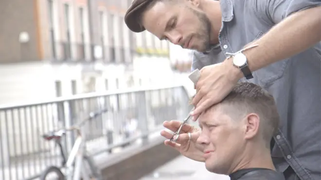 Josh Coombes, de 29 años, lleva un año cortando el pelo gratis a los sin techo de Londres como parte de una campaña para animar a la gente a ayudar a los demás.