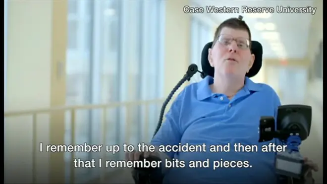 自転車の事故で肩から下が麻痺した状態の男性が8年ぶりに自分で食事できるようになった。