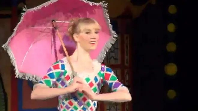 ملكة الدنمارك تصمم أزياء باليه كسارة البندق