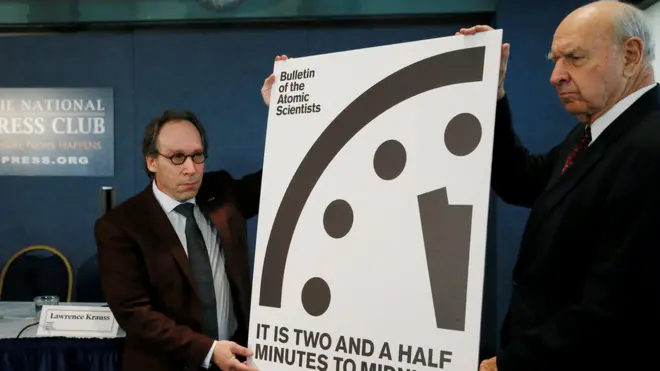 Lawrence Krauss dan Thomas Pickering menunjukkan pergerakan jarum jam. Sebelum bergabung ke BPA, Pickering pernah menjabat sebagai Dubes AS untuk PBB, Rusia dan beberapa negara lain.