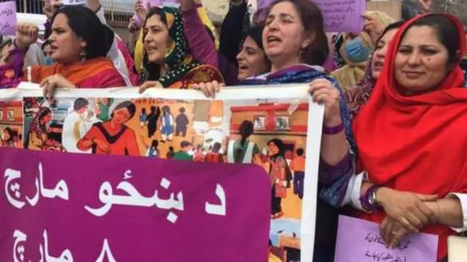 د لاریون ګډونوالو له صوبايي پارلمانه په کورونو کې له ښځو سره د زور زیاتي مخنیوي قانون تصویب غوښتنه کوله.