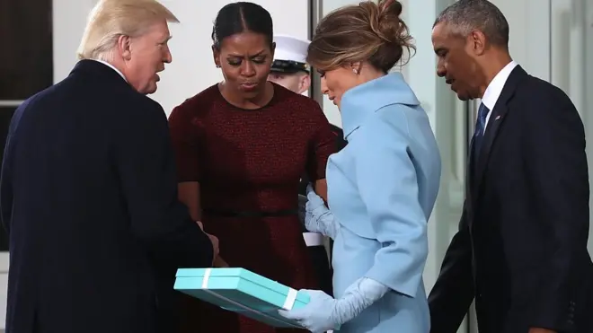 رحب باراك أوباما وزوجته ميشيل بدونالد ترامب وزوجته ملانيا في البيت الأبيض.
