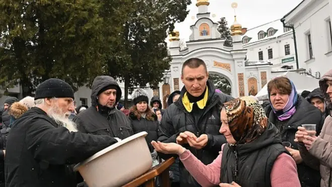 نساء خارج دير بيشيرسك لافرا