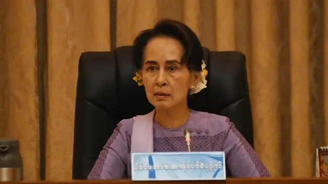 နှာခေါင်းစည်းတွေ ဈေးတင်ရောင်းသူတွေကို သည်းခံပြီး လွှတ်ထားမည်မဟုတ် ၊ ဥပဒေနဲ့ အရေးယူမယ်လို့ ဒေါ်အောင်ဆန်းစုကြည် ပြော