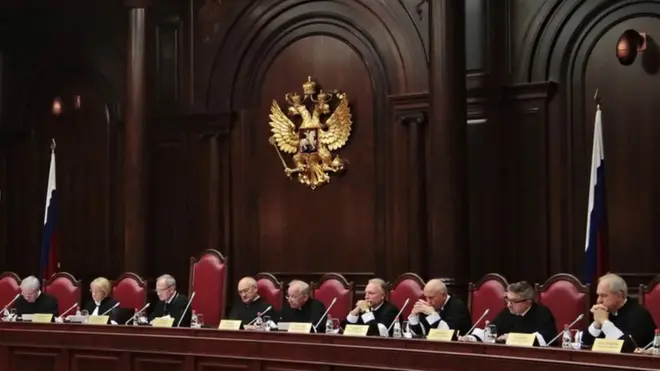 Судьи Конституционного суда России нередко пользуются своим правом на особое мнение, но последствия у такого шага могут быть разные, утверждает их бывший коллега.