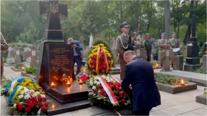 Президент Польщі перед пам'ятником воїнам УНР.