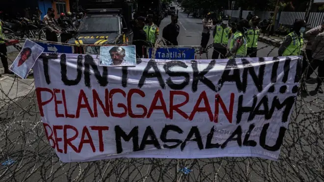Sejumlah mahasiswa yang tergabung dalam Aliansi BEM Universitas Jenderal Soedirman melakukan aksi menuntut Jaksa Agung untuk menuntaskan kasus pelanggaran HAM Berat, di simpang Jalan Kampus, Purwokerto, Banyumas, Jawa Tengah, Jumat (10/09)