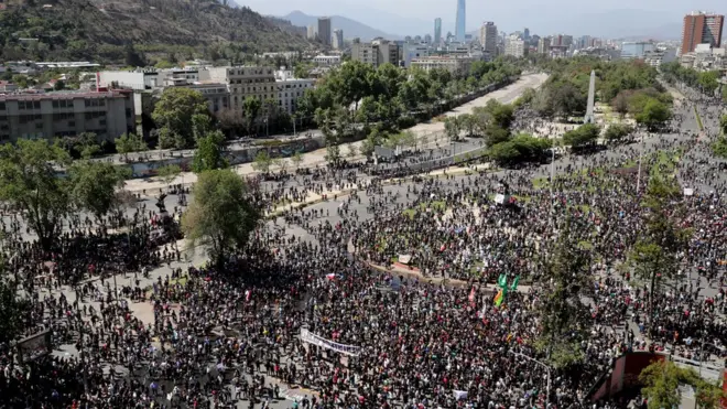 La marcha más multitudinaria de este lunes se produjo en Plaza Italia, el corazón de la capital de Chile.