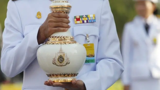 El agua es clave en la ceremonia de consagración en Tailandia.