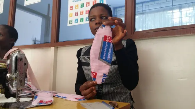 Une employée de l'ONG Sacode montre à la correspondante de BBC Afrique une serviette "agateka".