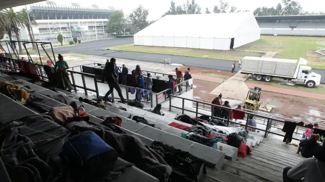 Na sportskom stadionu nalazi se više stotina izbeglica