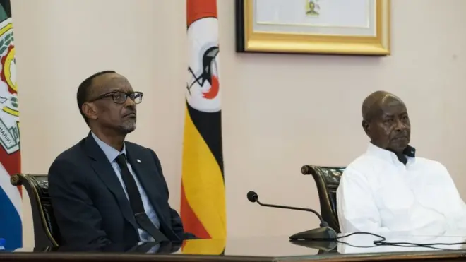 Le président rwandais Paul Kagame et le président ougandais Yoweri Museveni assistent à la conférence de presse après leur rencontre à la Maison d'Etat à Entebbbe, Ouganda, le 25 mars 2018.