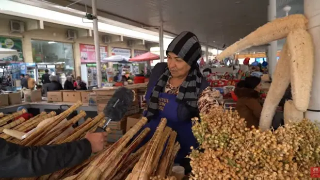Янгийўл шаҳри бозоридаги сотувчи опа