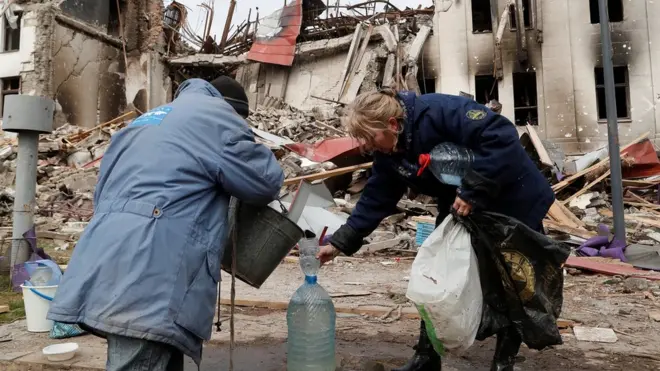 Из-за обстрелов Мариуполь остался без воды и света
