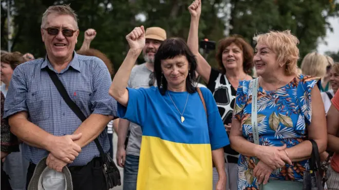 Серпневий мітинг у Києві, де люди скандують, що Крим, так само як Маріуполь та Херсон - це Україна