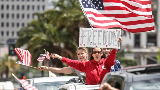 美国民众上街游行示威，要求政府解除限制