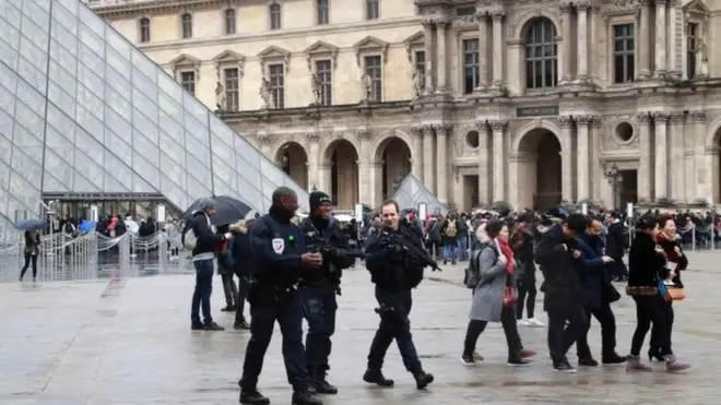 جنود فرنسيون ينتشرون قرب الأماكن الحساسة