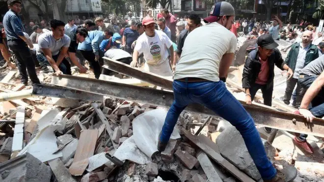 Many people still dey trap under building wey collapse