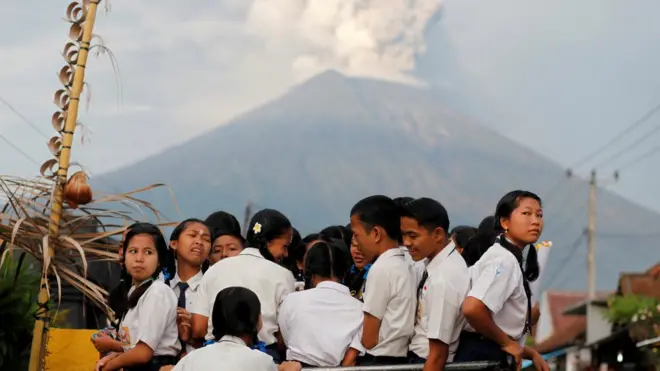 艾眉湾附近村庄的学童。