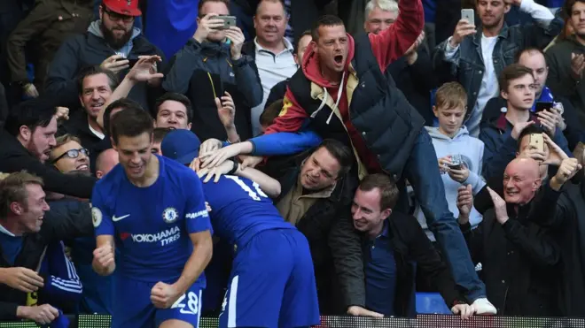 أزبيلكويتا يحتفل مع مشجعي الفريق بالهدف الثالث لتشيلسي