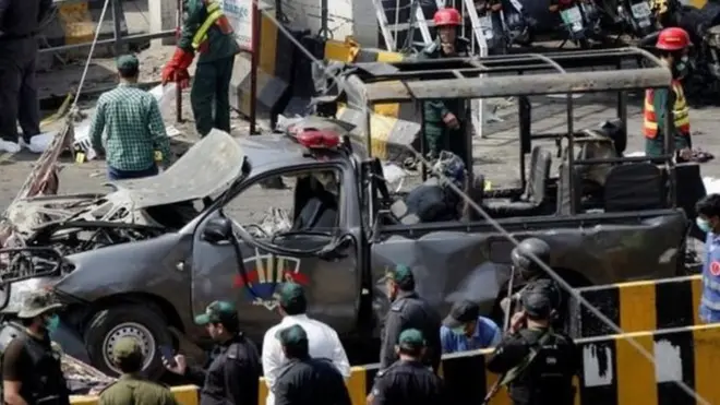 लाहौर में धमाके की चपेट में आई पुलिस की गाड़ी