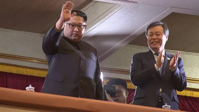 朝鲜领导人金正恩与韩国文化体育观光部长官都钟焕在东平壤大剧院观看了韩国文艺代表团的首场演出。