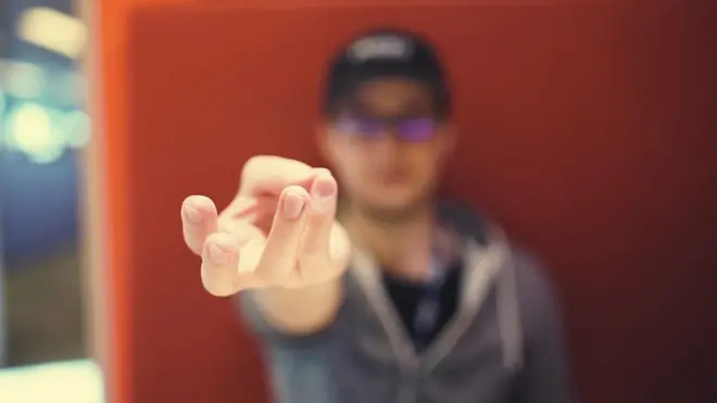 Gabriel presiona los dedos meñique y pulgar.