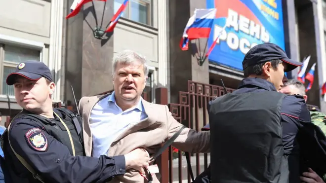 Кроме Митрохина были задержаны еще два активиста