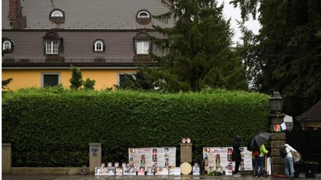 ภาพมุมหนึ่งของบ้านหลังใหญ่แห่งหนึ่งในเยอรมนี ที่ผู้ประท้วงชาวไทยในต่างแดนเชื่อว่าเป็นที่ประทับของพระบาทสมเด็จพระเจ้าอยู่หัว
