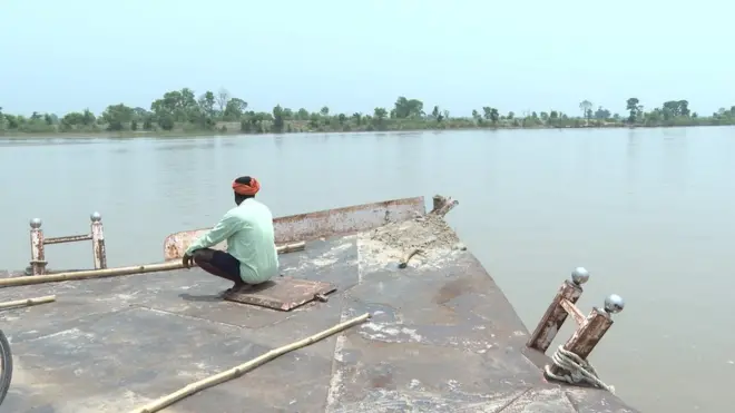 नारायणी नदी के पार दिखता सुस्ता का इलाक़ा