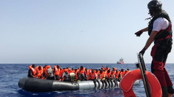 Migrantes rescatados por el Ocean Viking