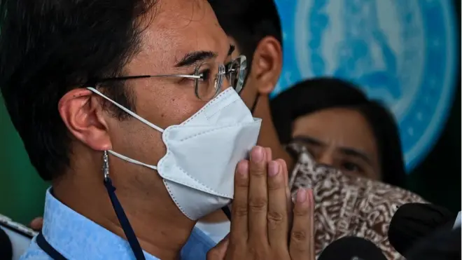 นายปริญญ์ยกมือไหว้ระหว่างแถลงข่าวลาออกจากทุกตำแหน่งในพรรคประชาธิปัตย์เมื่อวันที่ 14 เม.ย. 2565