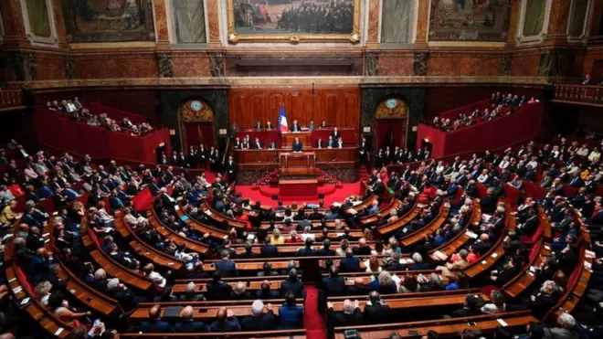 Президент Франции 1,5 часа выступал в Версальском дворце