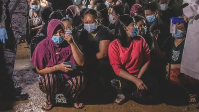 Otoritas Malaysia menangkap ratusan pekerja migran ilegal di pinggiran Kuala Lumpur, Juni 2021.